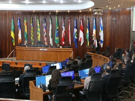 Pessoas assistindo aula no Plenário do TRF1 em Brasília